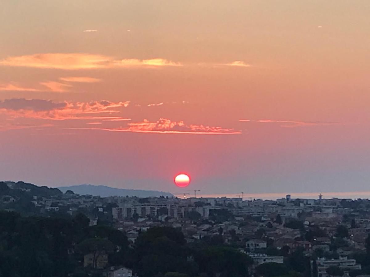 Bed & Breakfast Les Hauts De Cagnes Vue Mer Et Montagne Apartment Luaran gambar